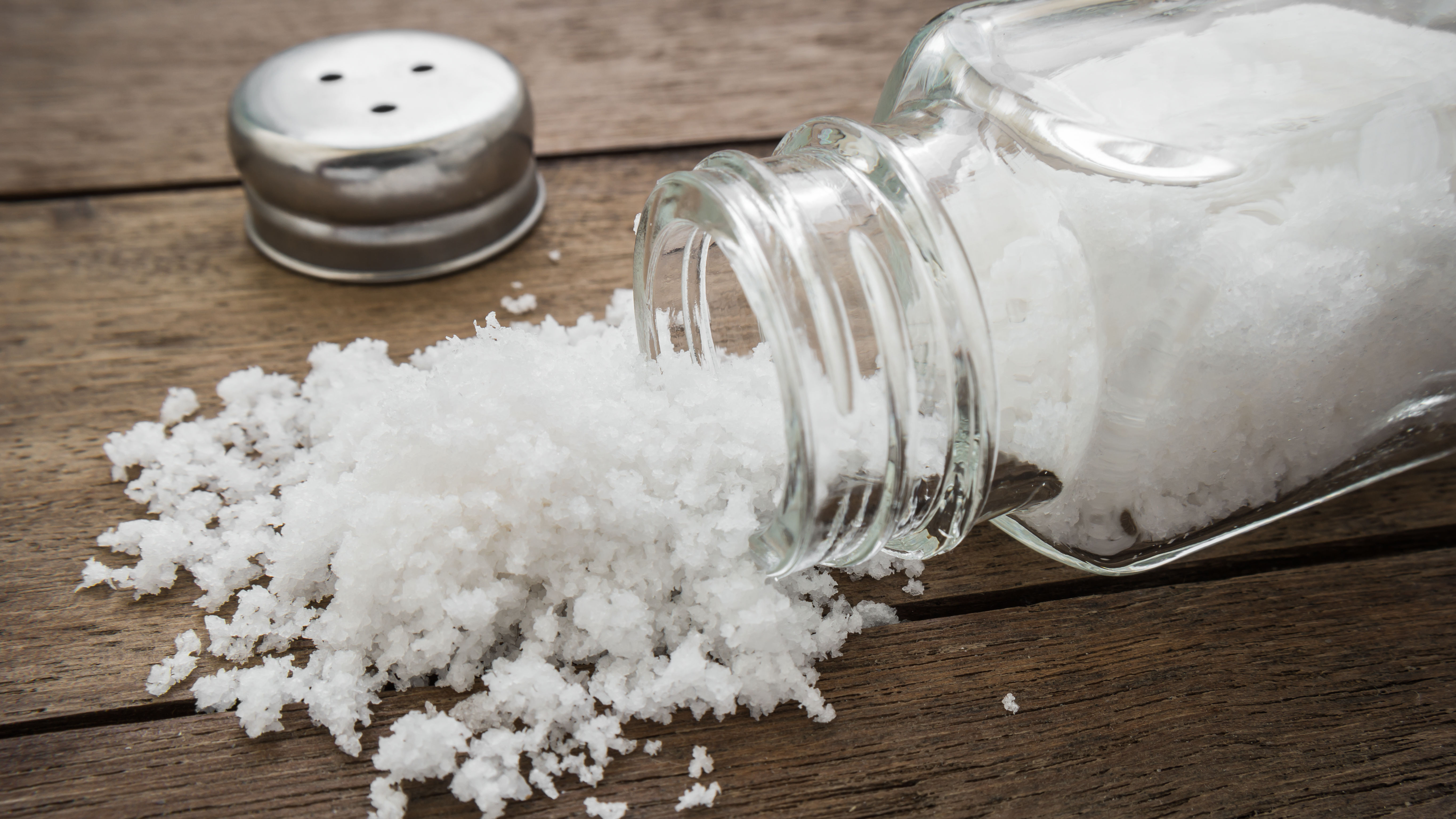 Verstreuter Salz Behälter