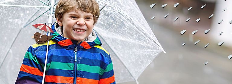 Kind mit bunter Jacke und Regenschirm.