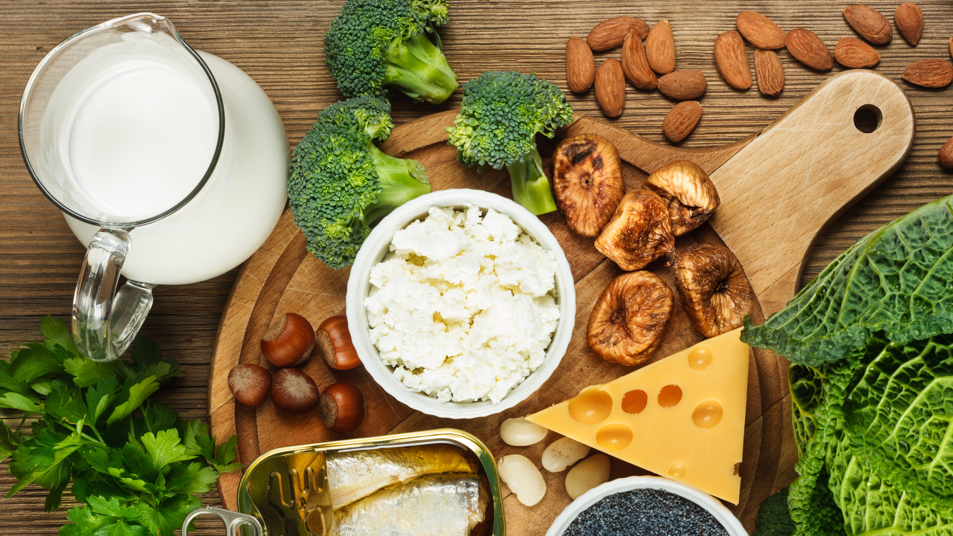 Milchprodukte, Nüsse und Gemüse auf Tischplatte garniert